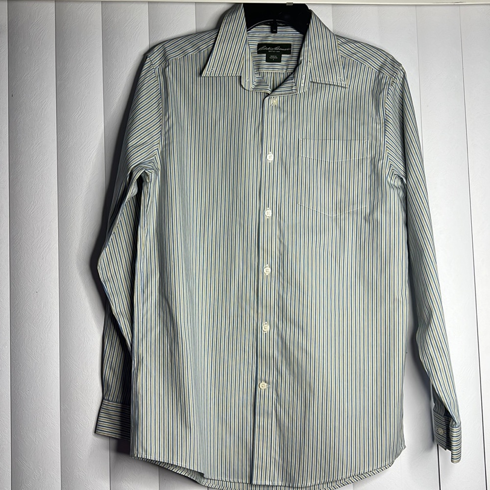 Eddie Bauer wrinkle resistant relaxed fit casual button down shirt
